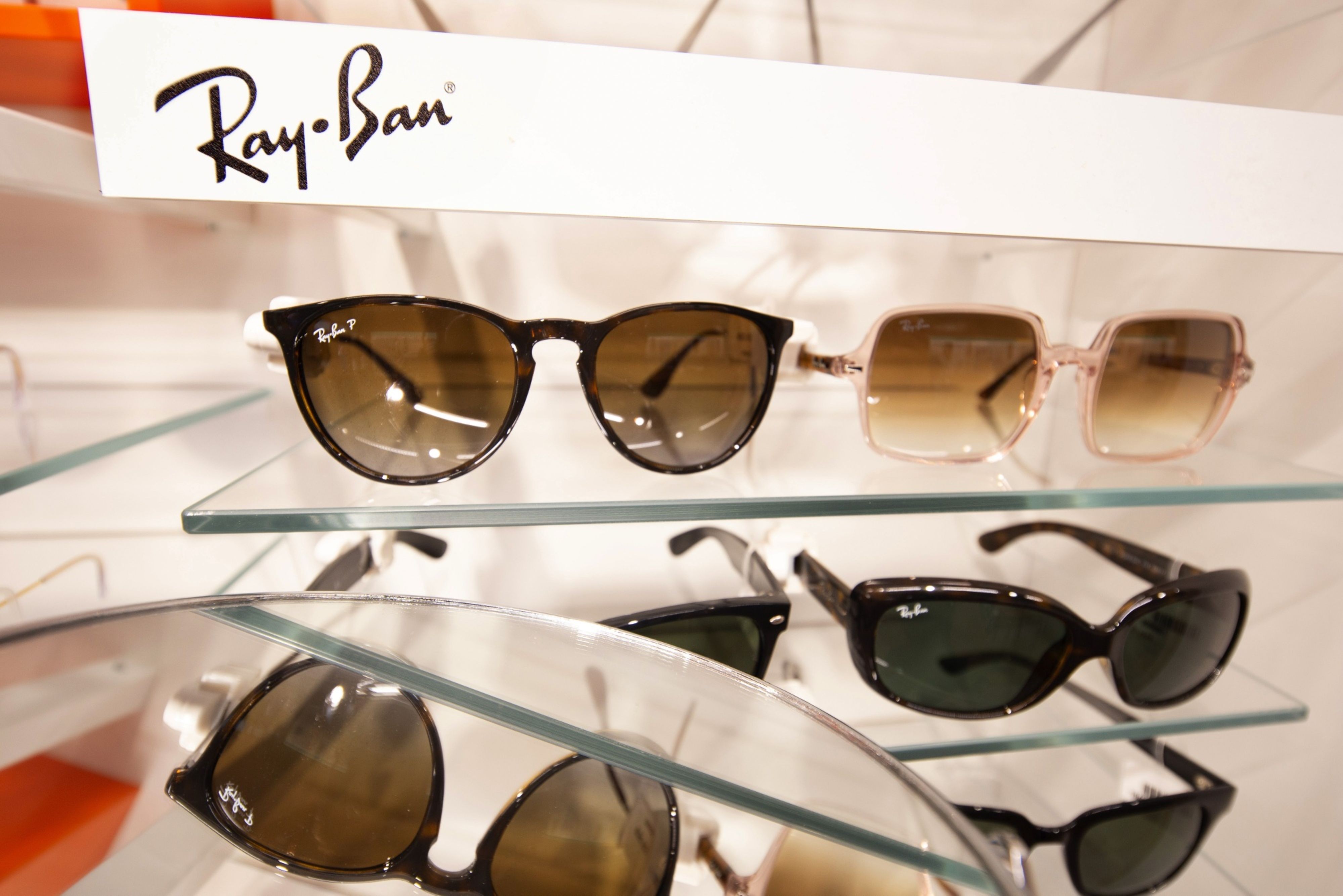 Fortuna de US$ 46 bi de fundador da Ray-Ban é alvo de disputa familiar que se arrasta há 4 anos - QTU Questões do Universo