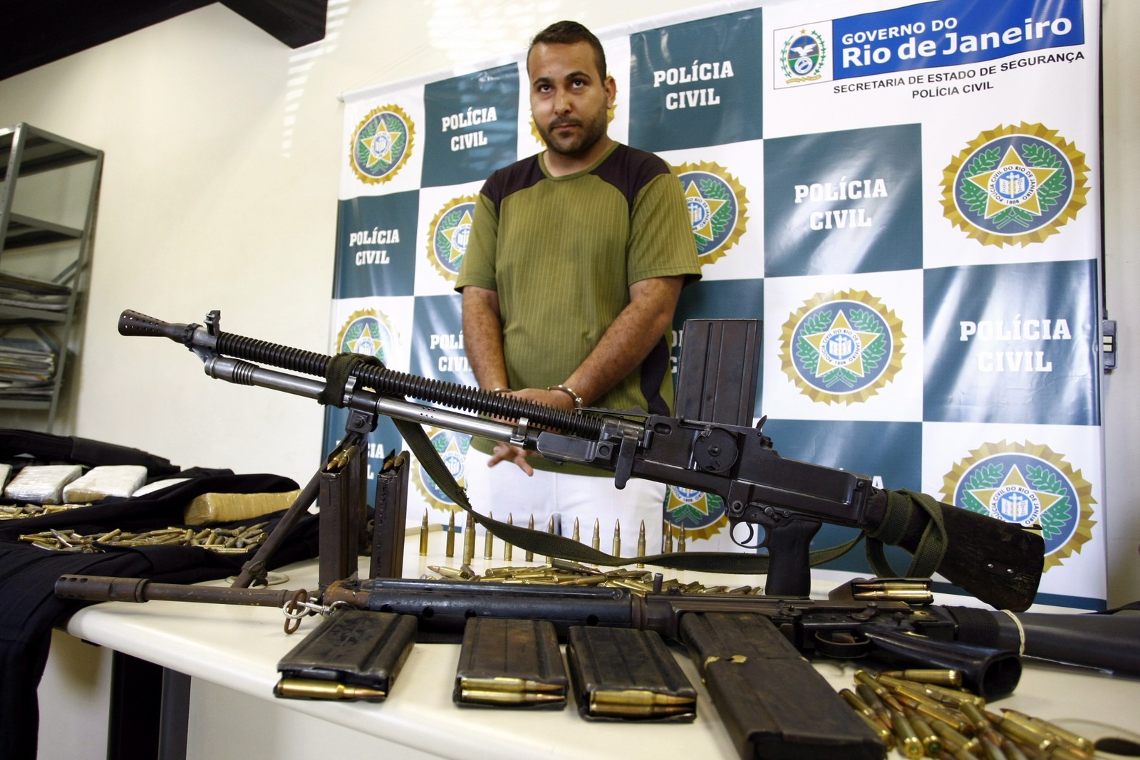 Policiais da 21ª DP (Bonsucesso) apreenderam uma metralhadora antiaérea, munição, uma farda do Bope, um fuzil e prende o traficante Tavito Diniz de Queiroz na favela do Arará. (Foto tirada em 18/09/2009, no Rio de Janeiro) — Foto: Pablo Jacob / Agência O Globo