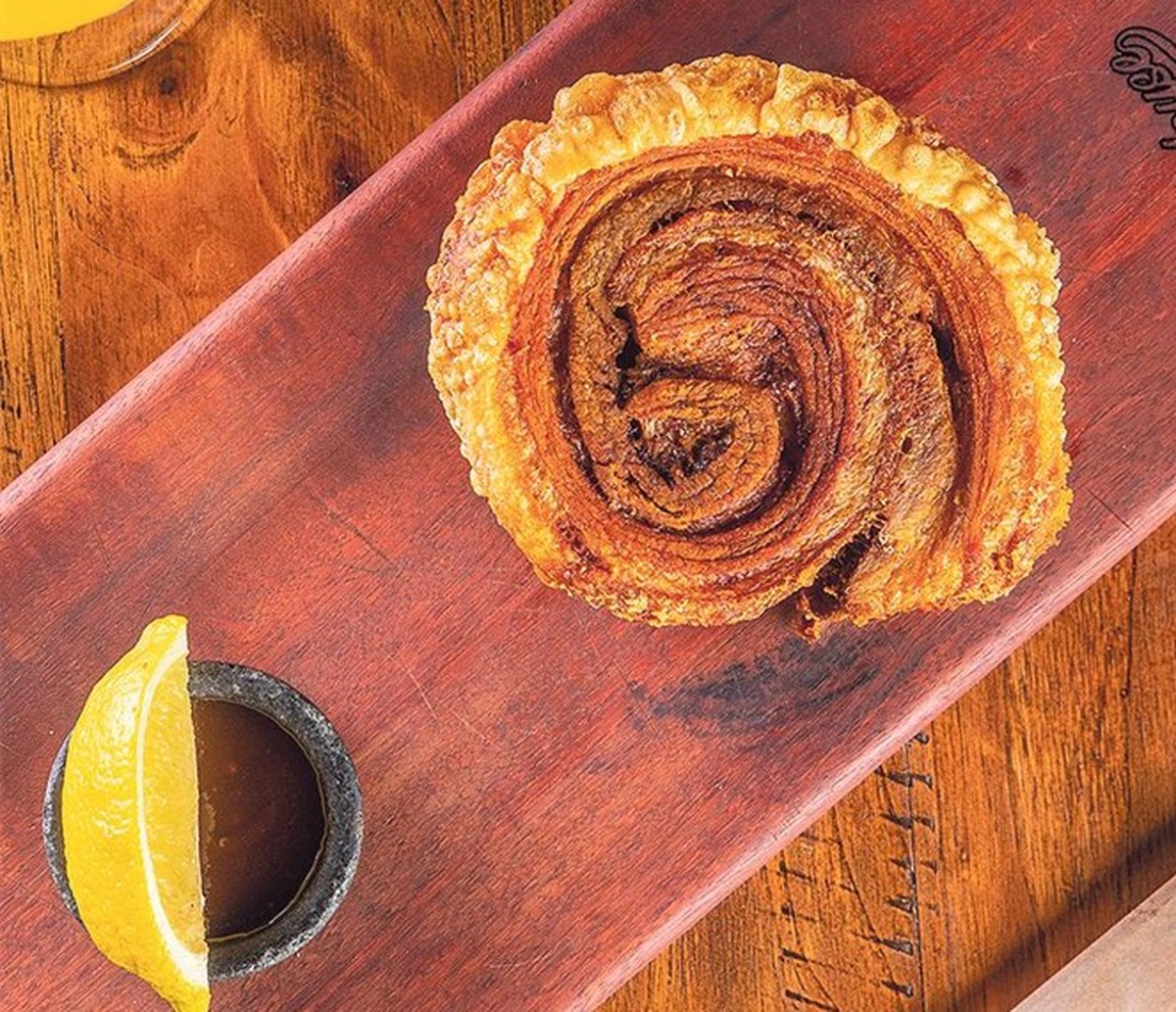 Onde comer torresmo de rolo, que parece um rocambole, no Rio de Janeiro