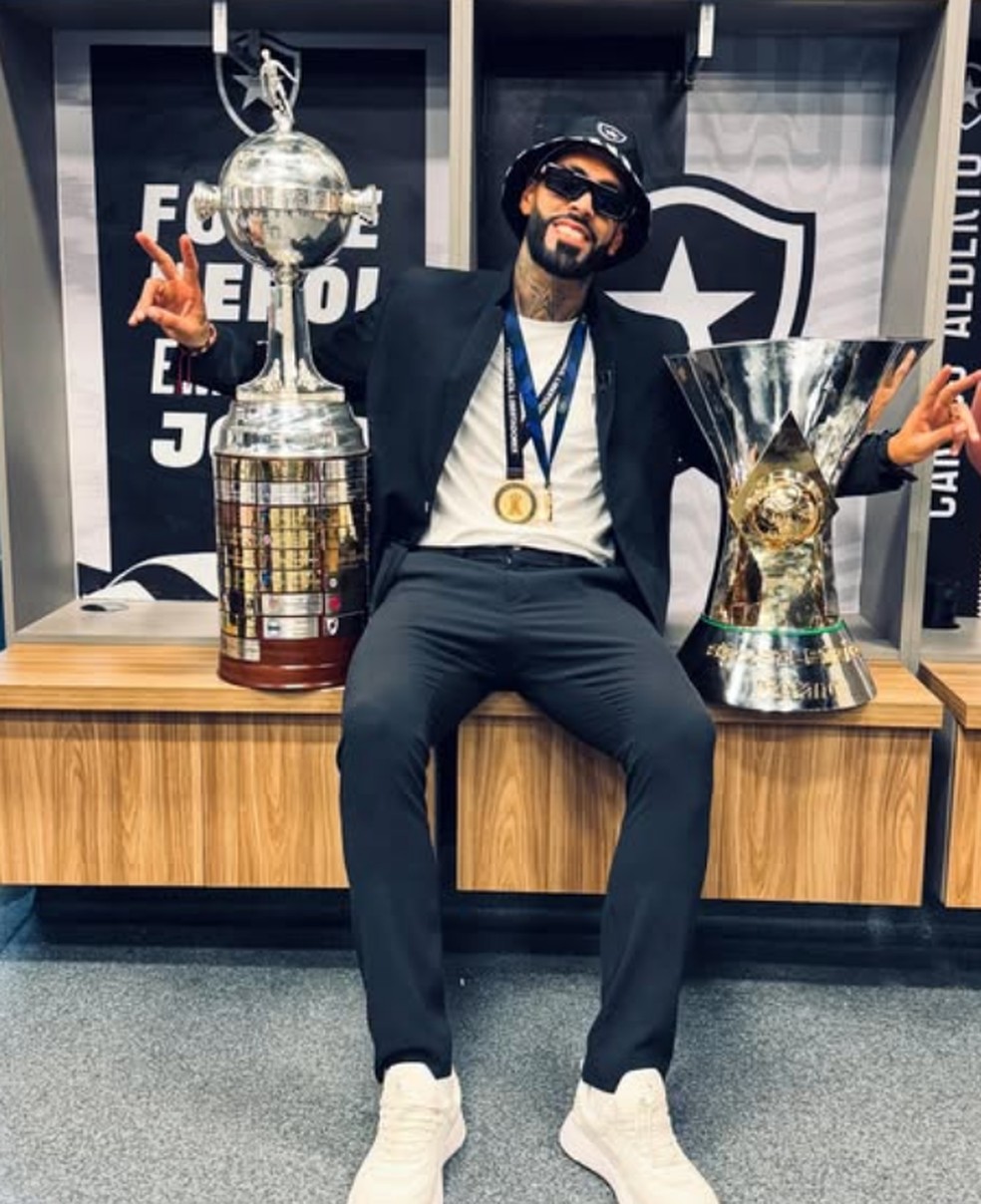 Alexander Barboza se sagrou campeão da Libertadores e do Campeonato Brasileiro com o Botafogo em 2024 — Foto: Reprodução
