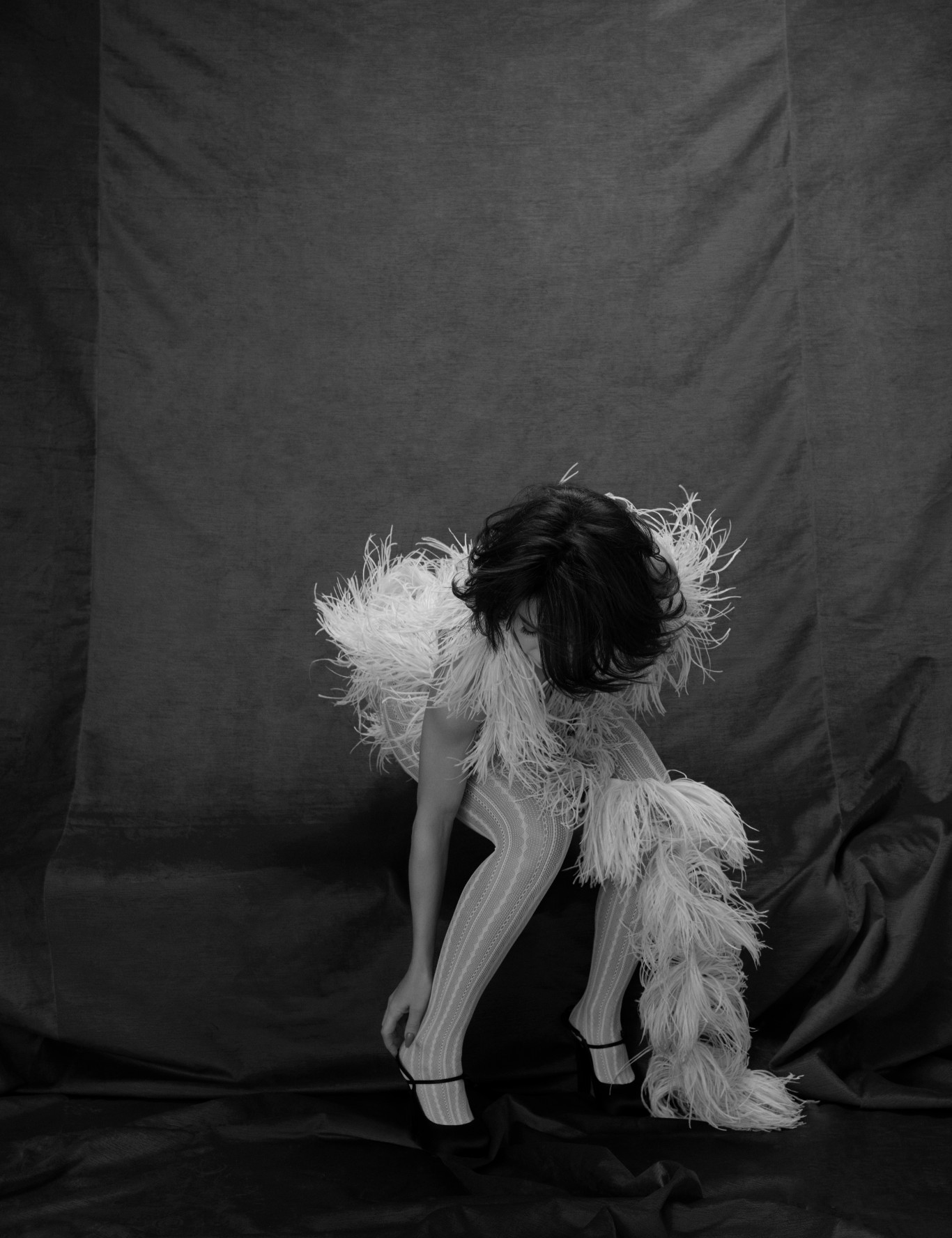 Calcinha e sutiã Intimissimi, meia-calça Calzedonia, plumas Minha Avó Tinha e sapatos Dolce & Gabbana — Foto: Bob Wolfenson