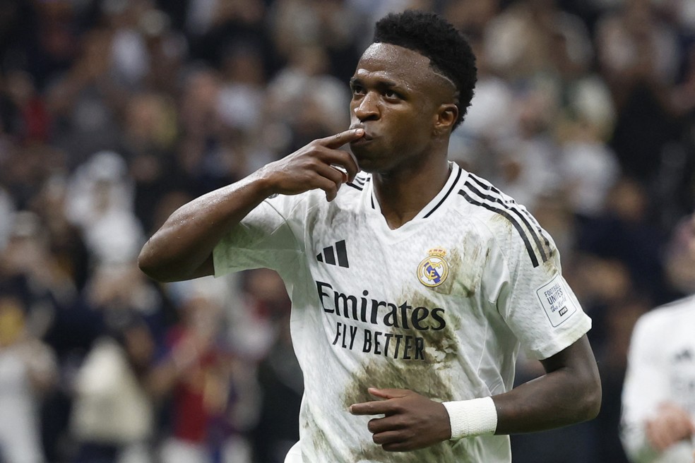 Vini Jr. comemora gol pelo Real Madrid &mdash; Foto: KARIM JAAFAR / AFP