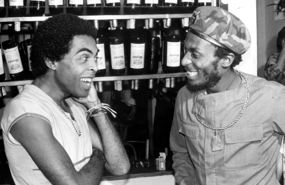 Jimmy Cliff com Gilberto GIl na época da turnê, em 1980 — Foto: Jorge Marinho/Agência O GLOBO