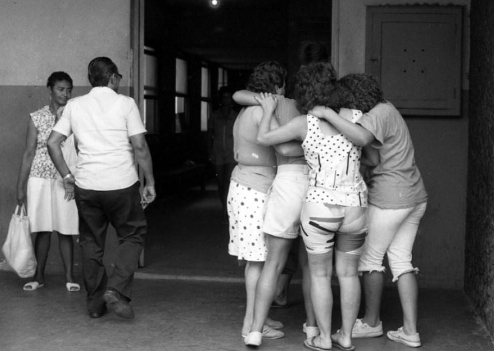 Amigas e parentes de Ana Lúcia choram em frente a delegacia — Foto: Manoel Soares
