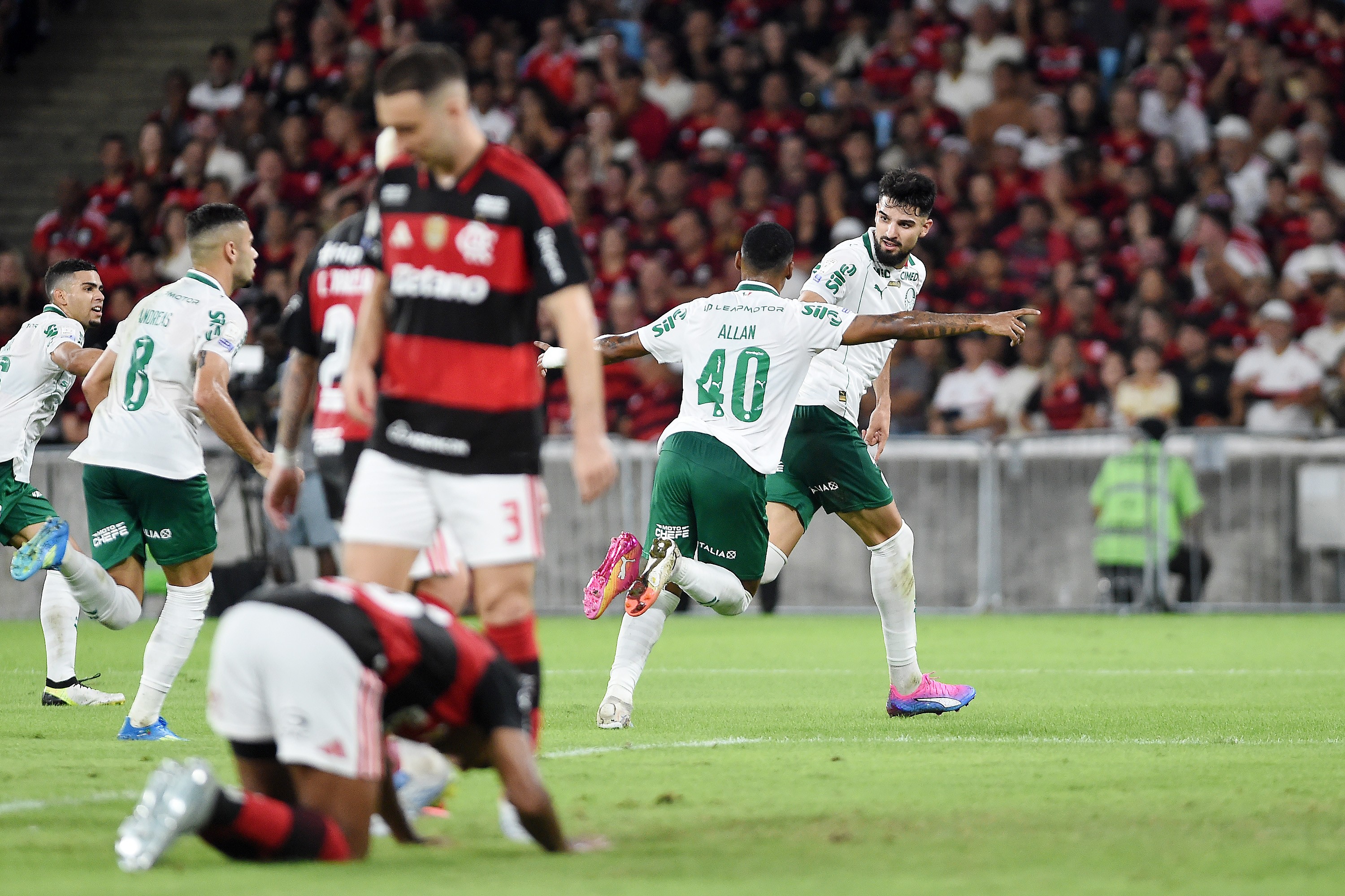 Flamengo fica nas cordas para o  Palmeiras após ter Carrascal expulso, mas jogo não foi termômetro que justifica rivalidade; análise