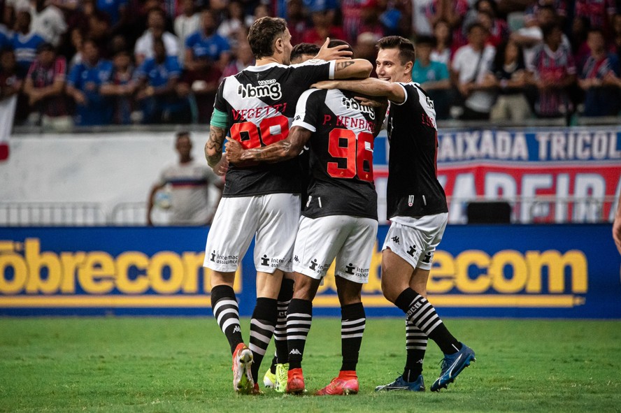 Paulo Henrique (centro) abriu o placar para o Vasco