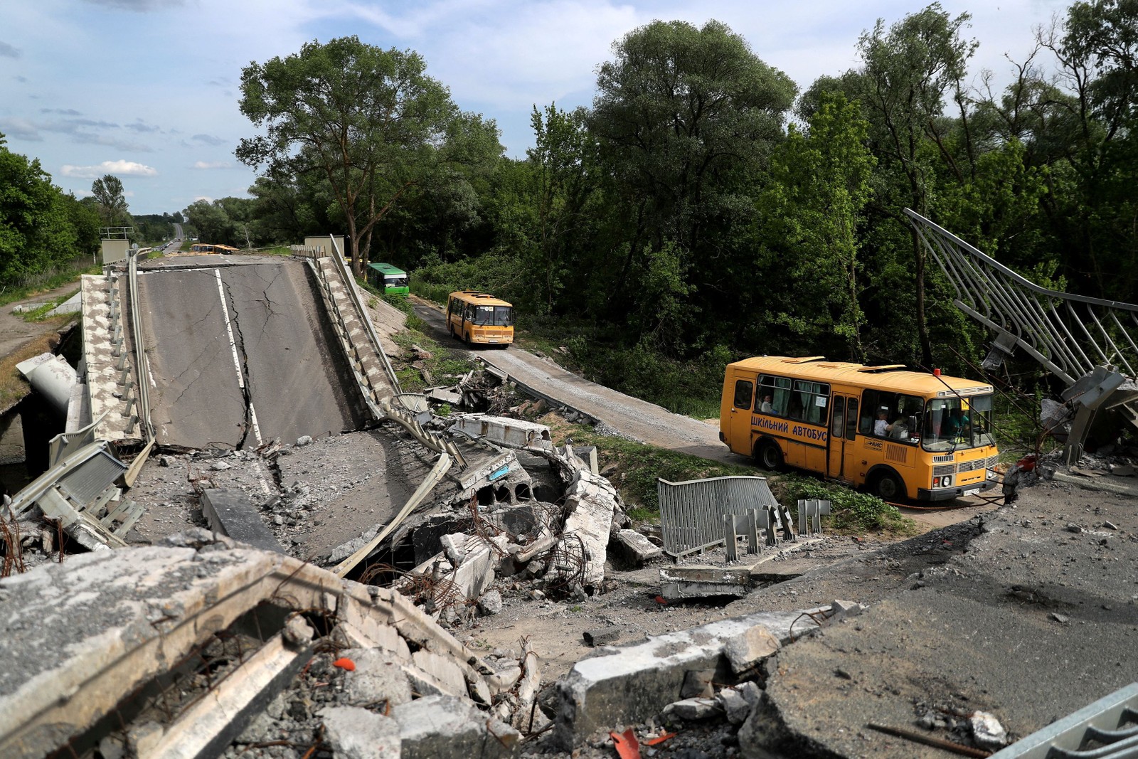 Comboio de evacuação viaja da cidade de Kupiansk ocupada por tropas russas, ao longo de uma estrada danificada, nos arredores de Kharkiv, Ucrânia — Foto: IVAN ALVARADO / REUTERS