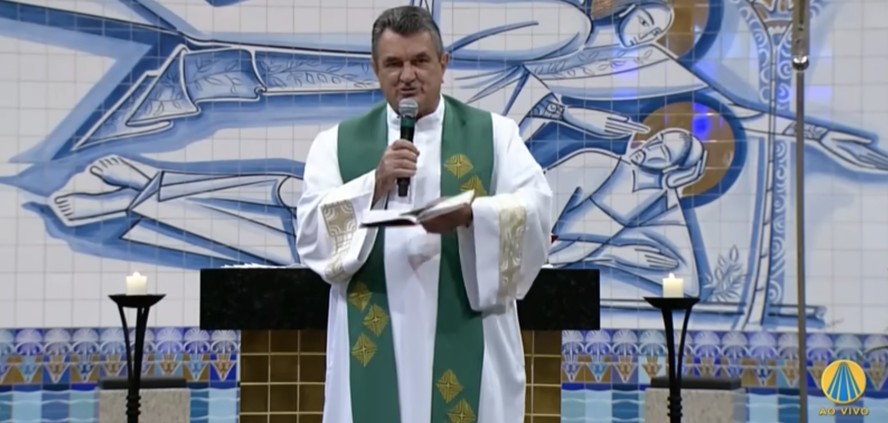 Padre critica 'marcha para Brasília' em missa no Santuário de Aparecida