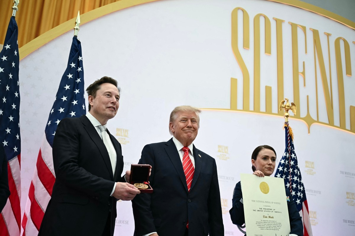 Trump chama Musk de 'tesouro nacional' após entrega de medalha