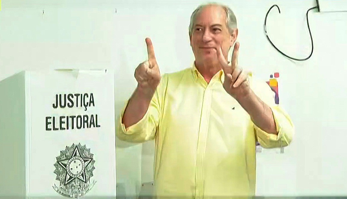 Ciro vota em Fortaleza, no Ceará  — Foto: Reprodução 