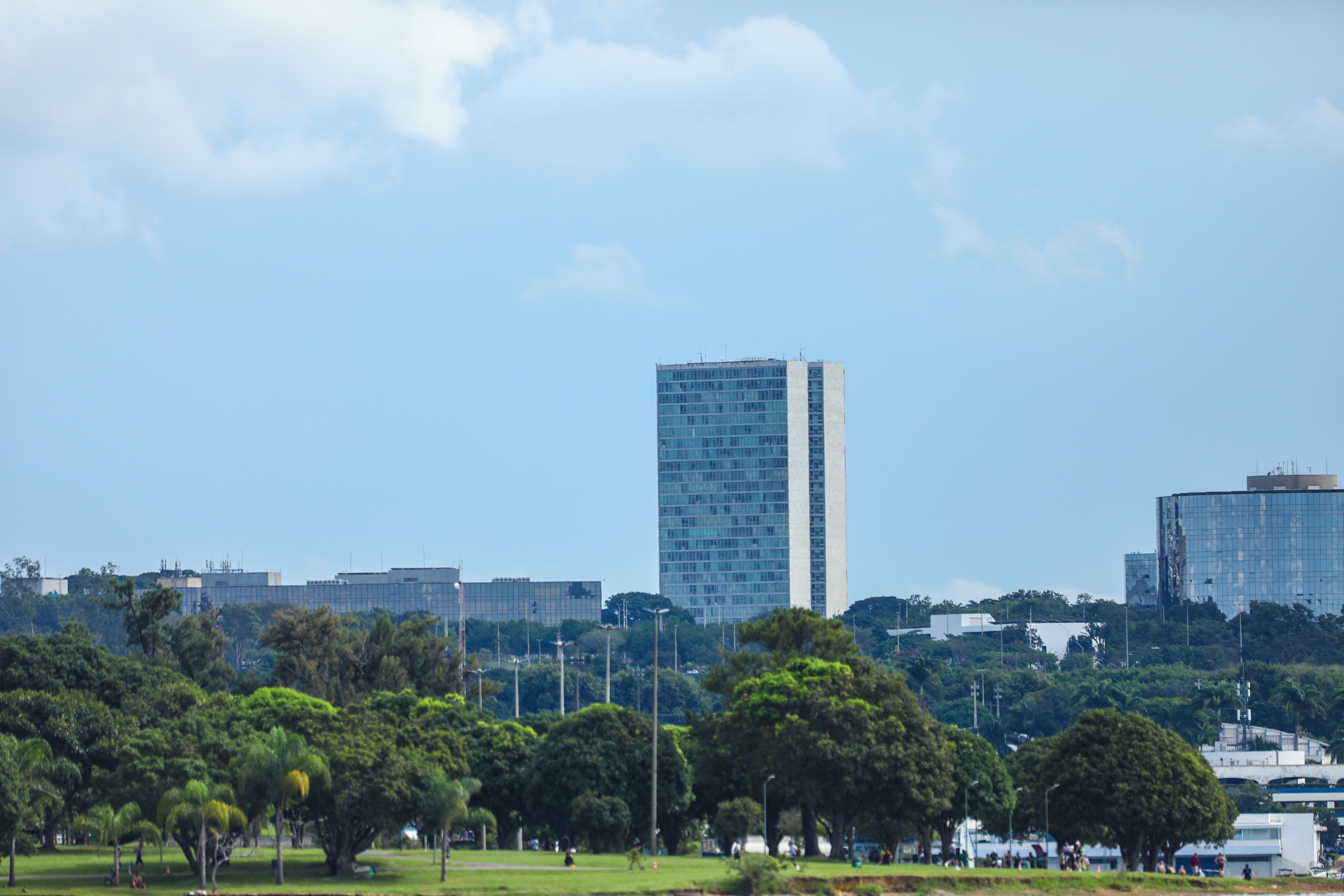 Vista aérea de Brasília com Congresso Nacional ao fundo, 15 de abril de 2025