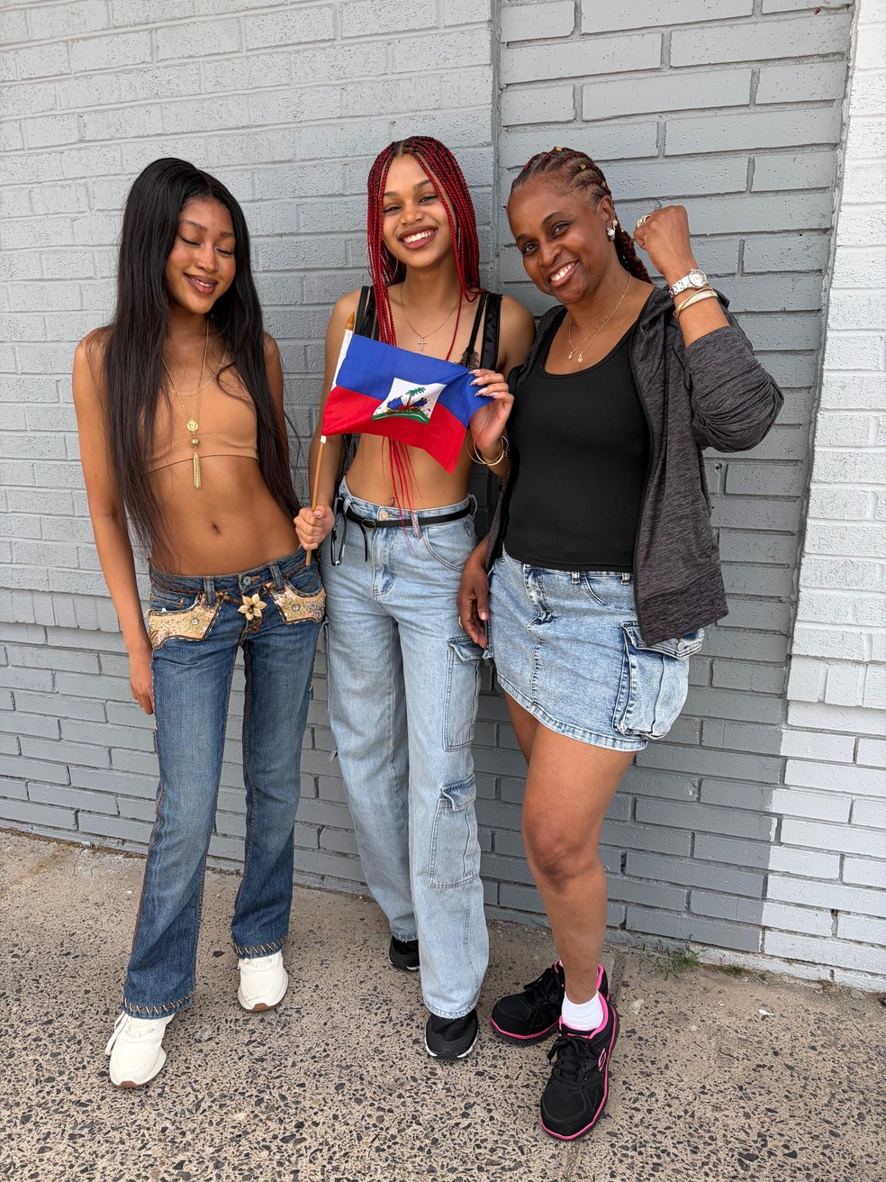 A haitiana Marie Roy e suas filhas Jenasha e Brianna viajaram de Los Angeles até a Filadélfia para assistir ao jogo contra o Brasil — Foto: Rafael Oliveira