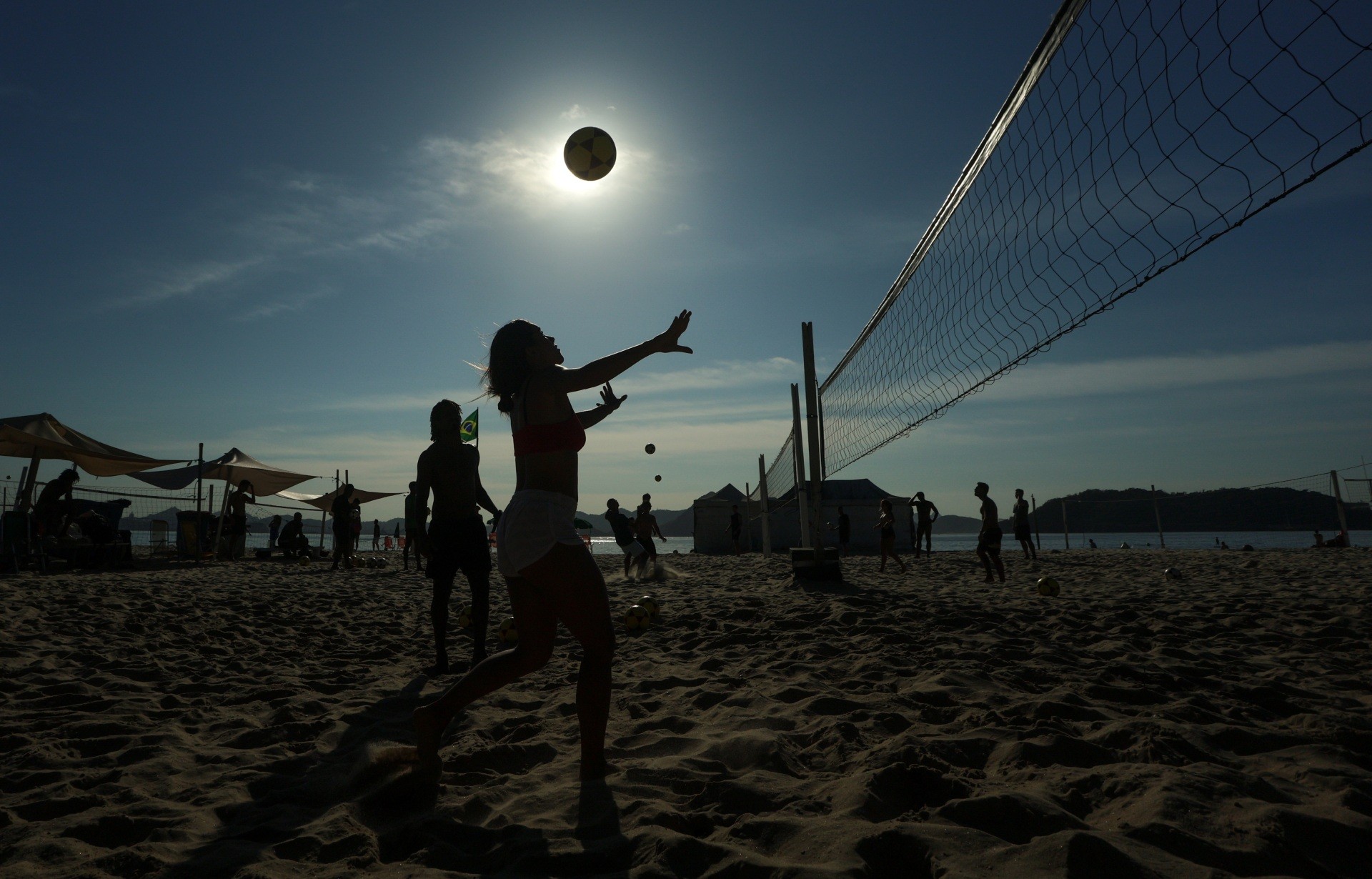 Esportes na areia ganham espaço entre os adolescentes; veja vantagens para a faixa etária