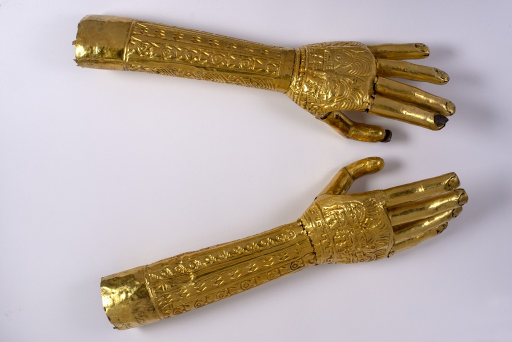 Luva (mãos direita e esquerda) Ouro.  Cultura Lambayeque, Costa Norte do Peru 900-1450 d.C — Foto: Divulgação/Agência Galo