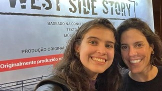 Estudante de teatro, Valentina Schmidt posa com a mãe, Ana Cristina, em frente a um cartaz da peça 'West side story' — Foto: Reprodução/Instagram