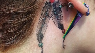 Pena atrás da orelha — Foto: Reprodução