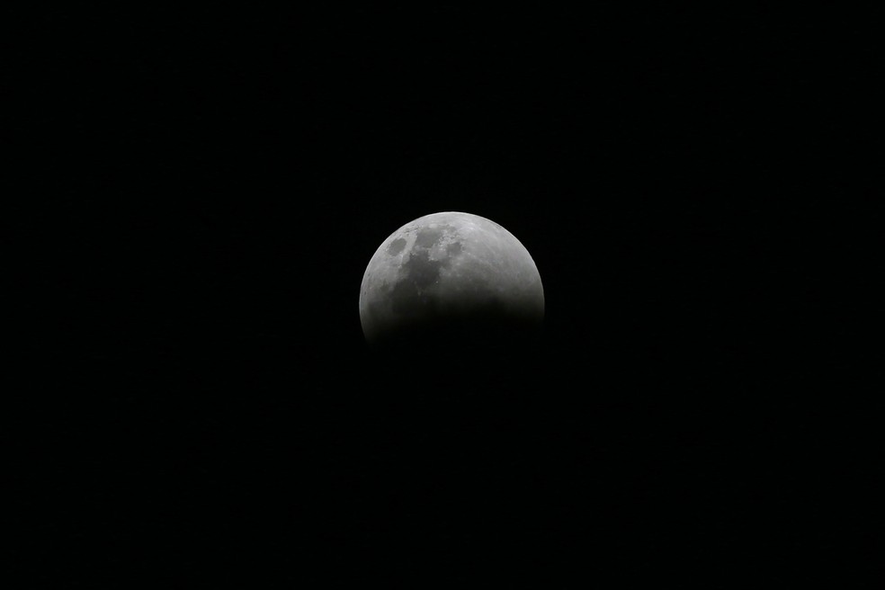 Durante um eclipse lunar, a Lua é tapada pela parte escura da Terra — Foto: Fernando Donasci/Agência O Globo
