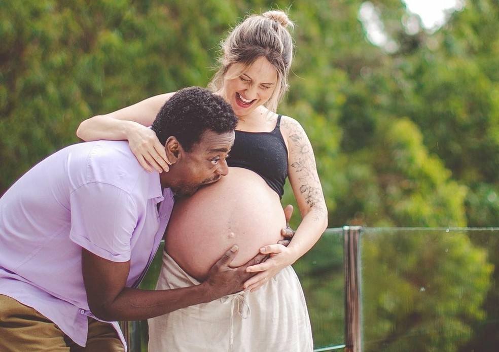 Seu Jorge com a mulher Karina Babieri nos meses finais da gestação de Samba — Foto: Reprodução/ Instagram