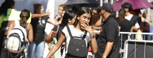 A jovem Maria Luysa Ângelo, de 16 anos, cai em lágrimas após conseguir comprar ingresso para show de Bruno Mars — Foto: Fábio Rossi/Agência O Globo