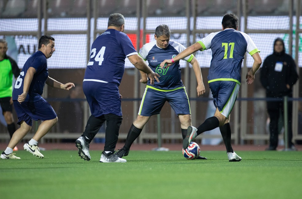 Tarcísio e prefeitos jogam partida amistosa de futebol no Pacaembu — Foto: Edilson Dantas / O Globo