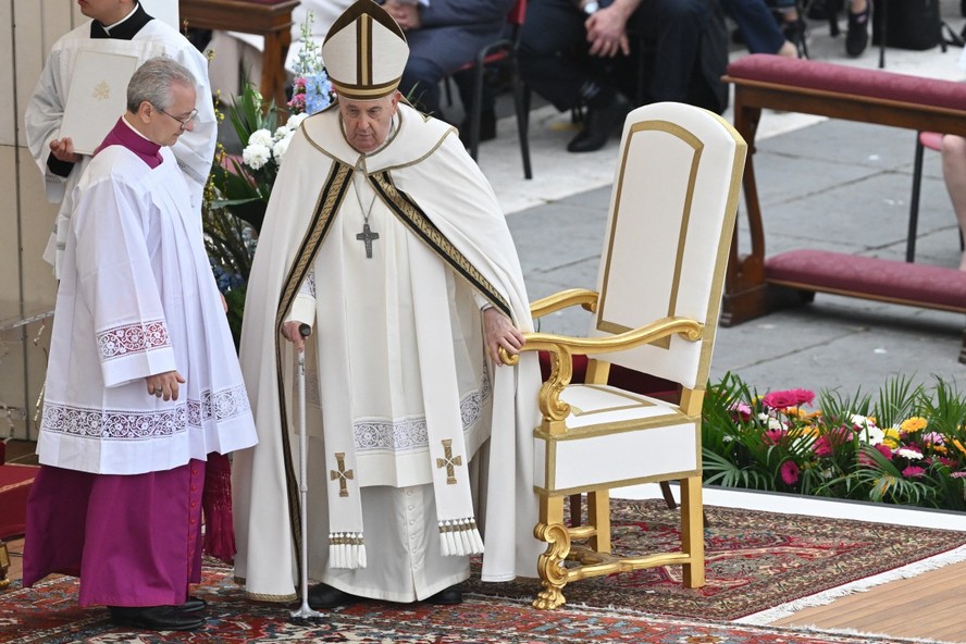 Papa Francisco preside Missa de Páscoa apesar de saúde frágil