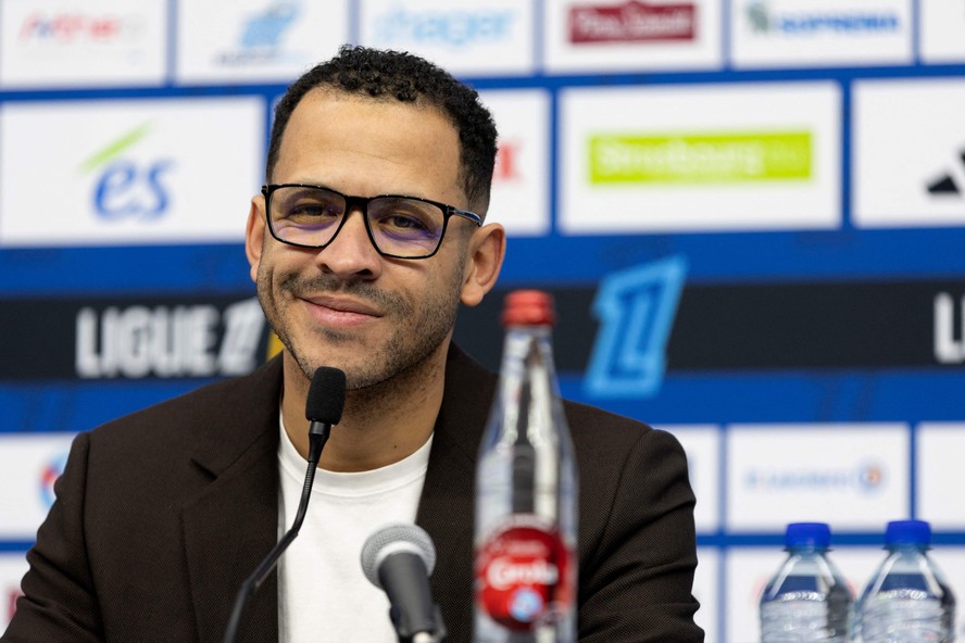 Chelsea anuncia Liam Rosenior, ex-Strasbourg, como novo treinador