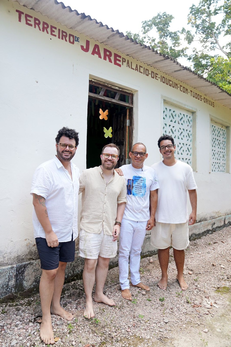 Gabriel e Leonardo, ao lado de Itamar Vieira Júnior, e Vinícius Natal, pesquisador da Vila — Foto: Divulgação