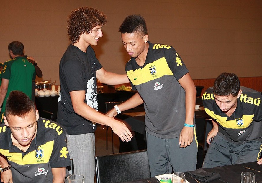 Entre Neymar e Ganso, David Luiz cumprimenta André no grupo da seleção: algumas das novidades da primeira convocação de Mano Menezes, em 2010