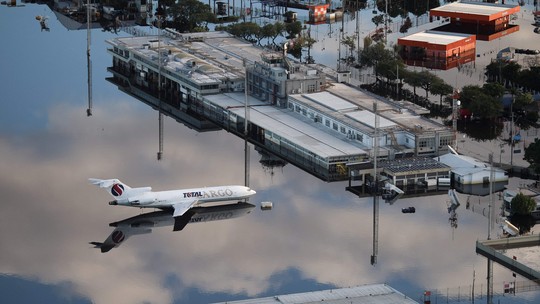 Aviões presos por enchente no aeroporto de Porto Alegre começam a ser retirados