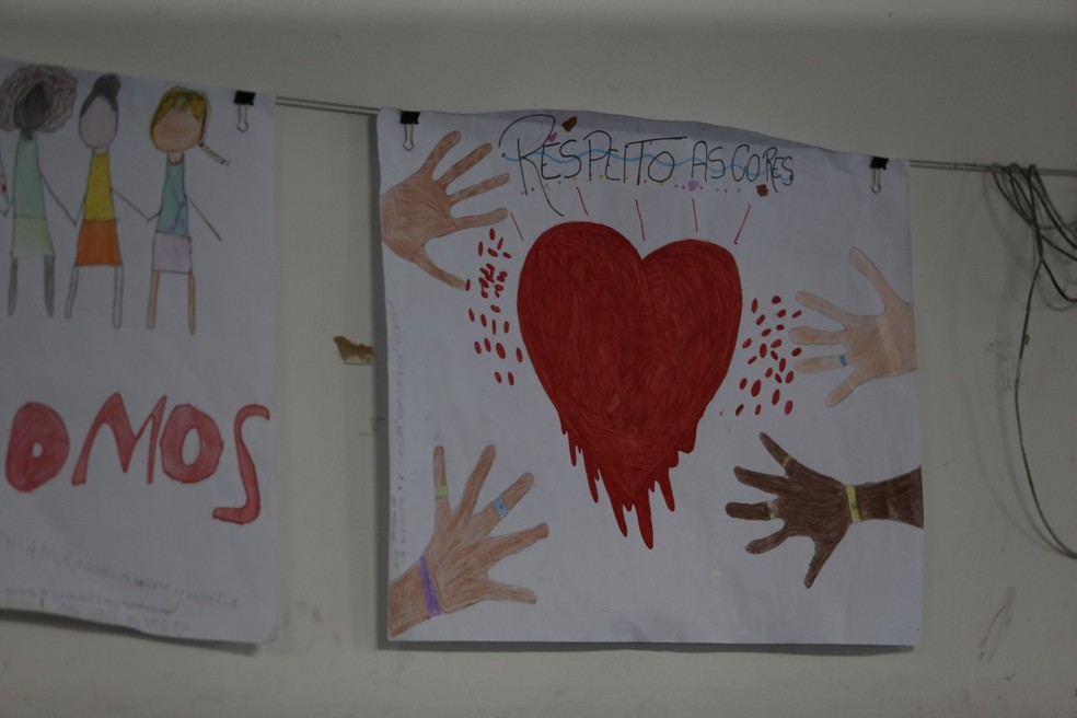 Desenho colado em parede da Escola Municipal Antônio Austregésilo, em Bangu, Zona Oeste do Rio, onde a estudante Gabriela Vitória da Silva, de 7 anos, sofreu ofensa racial — Foto: Fabiano Rocha/Agência O Globo