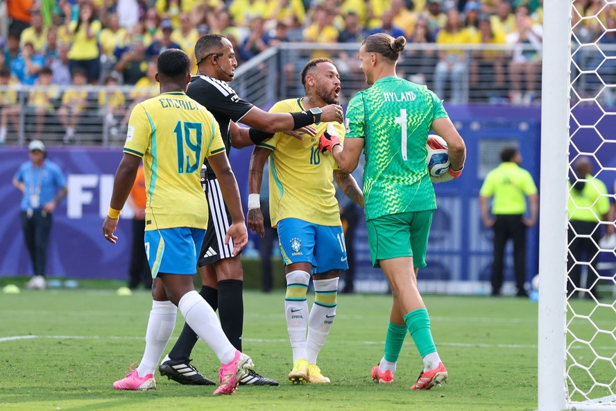 Neymar e Nyland, goleiro da Noruega, trocaram provocações na cobrança de pênalti do Brasil