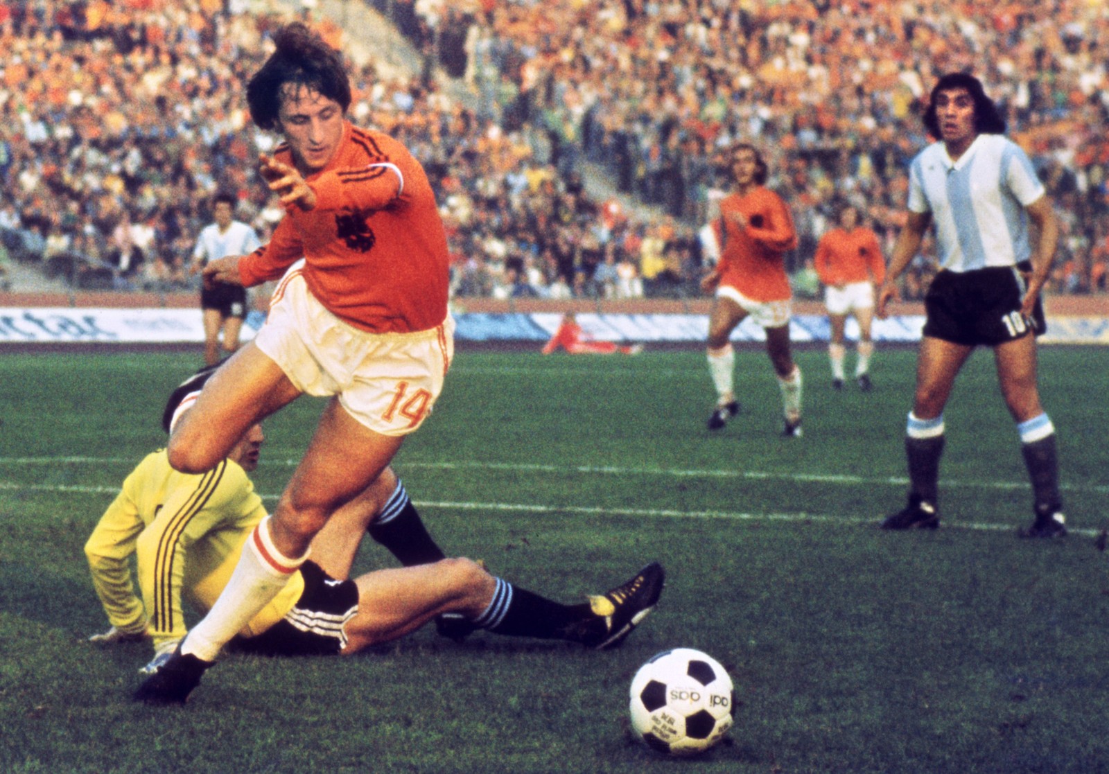 Cruyff, craque da Holanda de 1974, que revolucionou a Copa com seu conceito de "futebol total", mas acabou vice-campeã — Foto: AFP