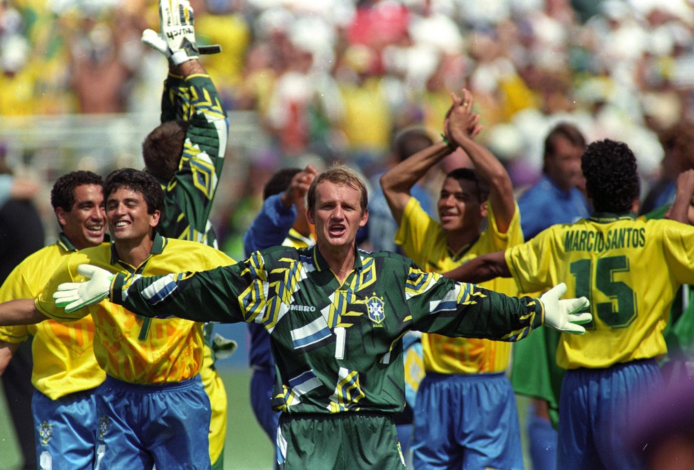 Jogadores brasileiros comemoram o tetracampeonato no Estádio Rose Bowl, nos EUA — Foto: Aníbal Philot / Agência O Globo