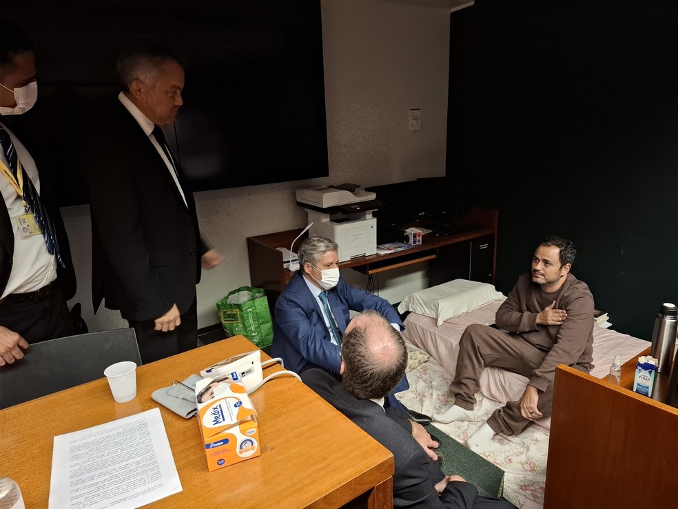 O deputado Cleber Verde (em pé, à esquerda), do MDB, visita Glauber — Foto: Reprodução