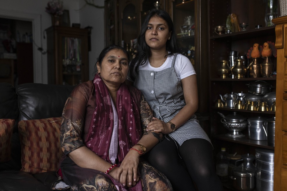 Família de Bipin Joshi, um estudante nepalês em Israel que foi sequestrado pelo Hamas há quase dois anos — Foto: Dave Sanders/The New York Times