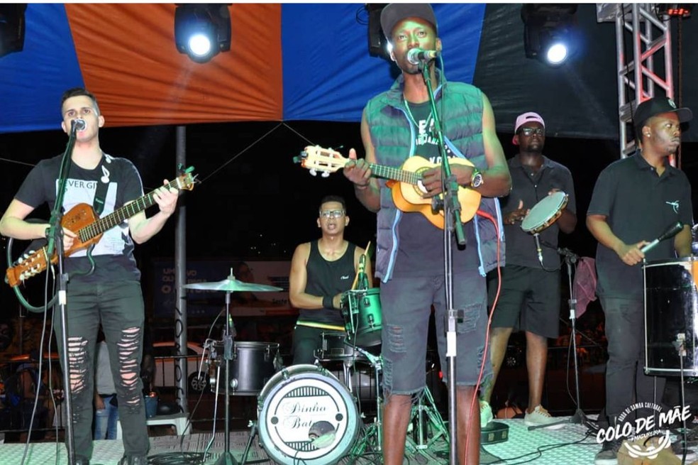 The samba circle entertains the public under the Madureira Viaduct during the Brechó Colo de Mãe event — Photo: Divulgação/Ong Colo de Mãe
