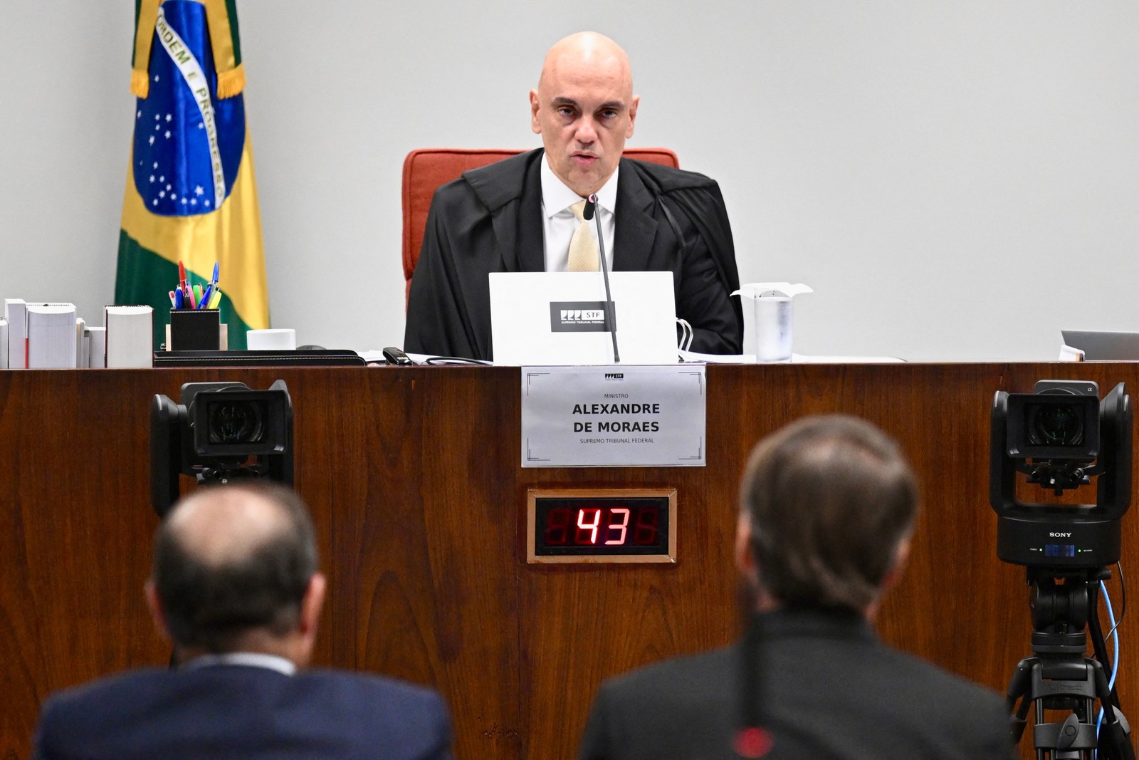 O ex-presidente Jair Bolsonaro depõe ao lado de seu advogado Celso Villardi, diante do ministro Alexandre de Moraes, no julgamento sobre a tentativa de golpe de janeiro de 2023, em Brasília — Foto: EVARISTO SA / AFP