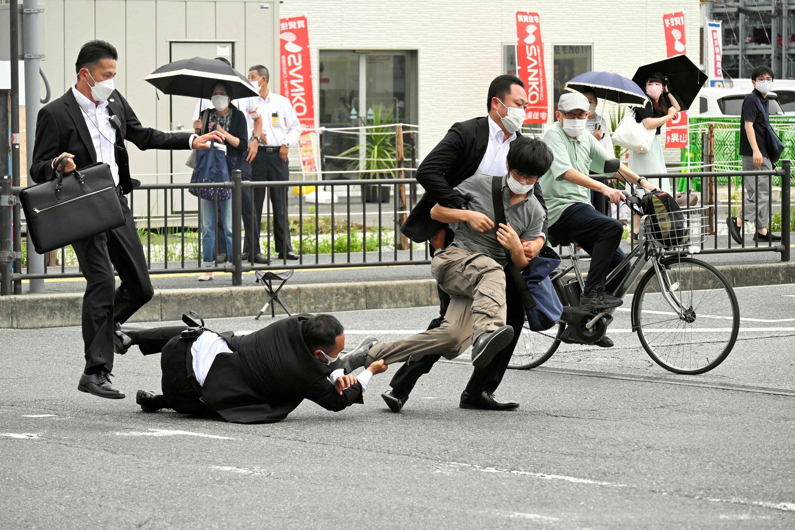 Homem suspeito de atirar no ex-primeiro-ministro japonês Shinzo Abe é derrubado pela polícia na estação Yamato Saidaiji, na cidade de Nara — Foto: AFP