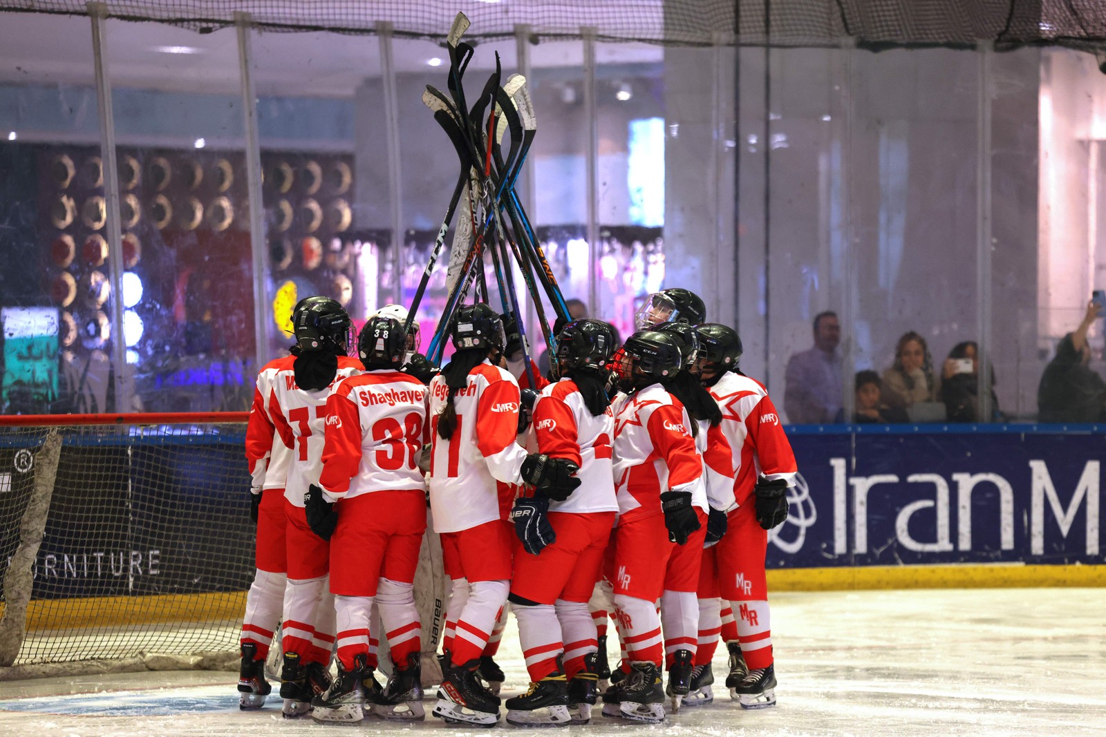 Sob capacetes e proteções, são mulheres que naquela noite impõem respeito com sua combatividade — Foto: Atta Kenare/AFP
