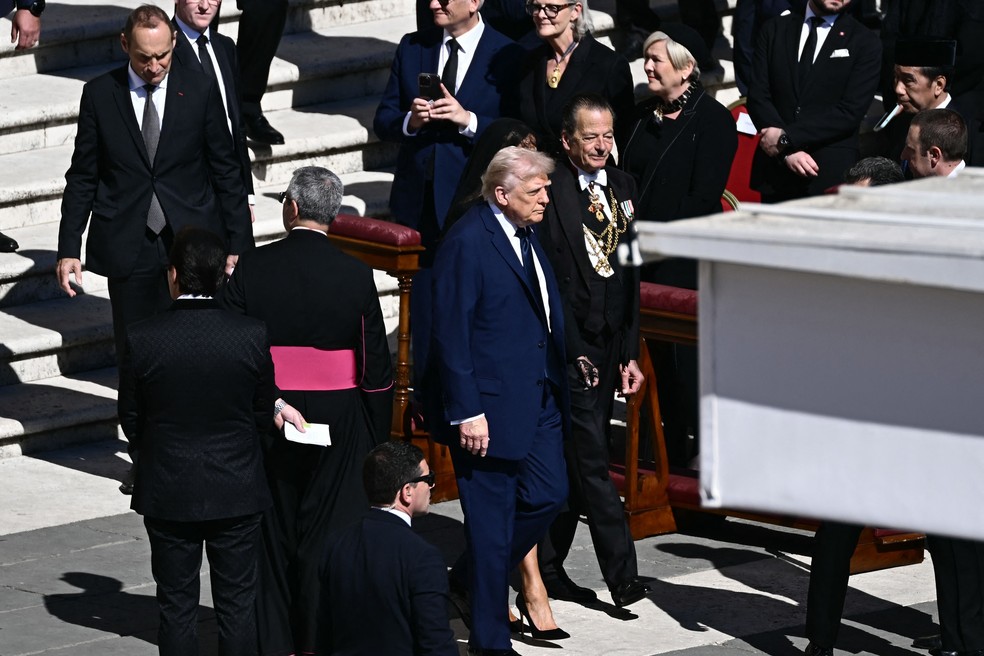 Presidente dos EUA, Donald Trump no funeral do Papa Francisco com a primeira-dama, Melania Trump — Foto: Filippo MONTEFORTE / AFP