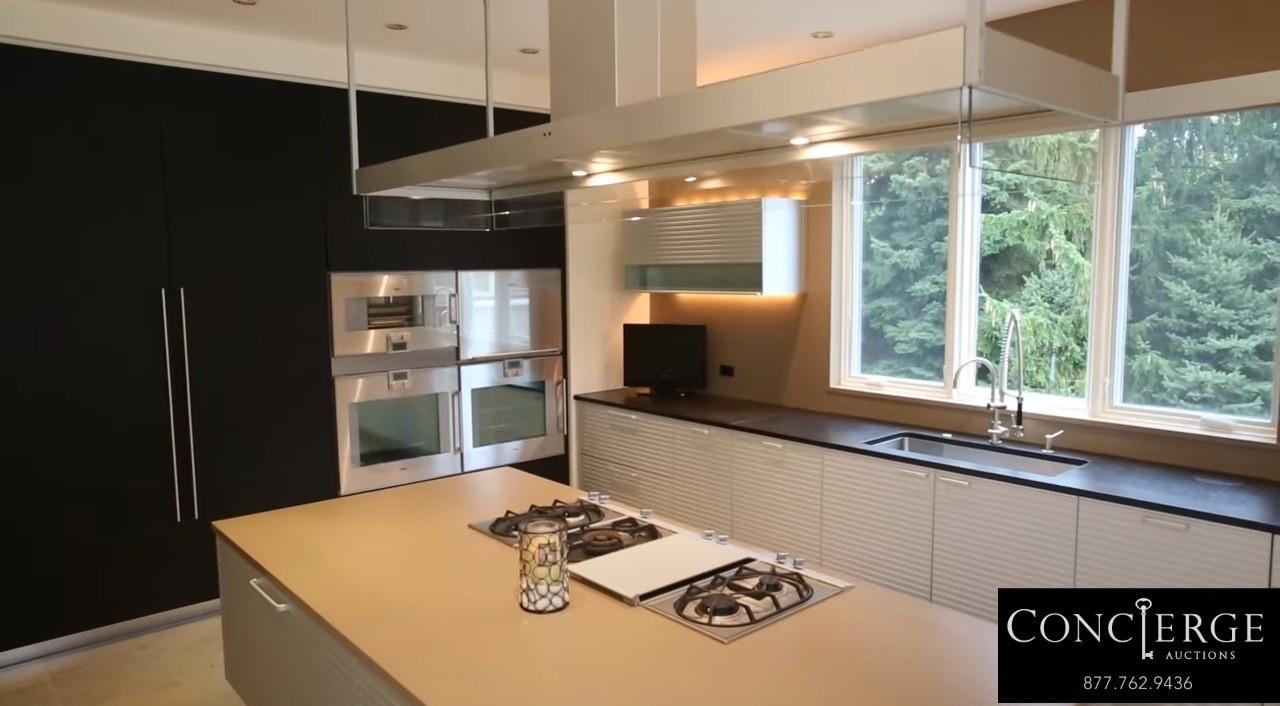Mansão de Michael Jordan tem nove quartos, 15 banheiros, quadra de basquete personalizada, campo de golfe e piscina com borda infinita — Foto: Reprodução