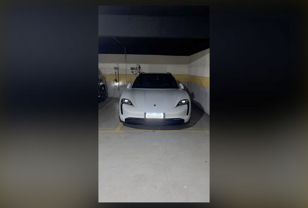 Um Porsche apreendido pelos policiais — Foto: Polícia Federal/Divulgação
