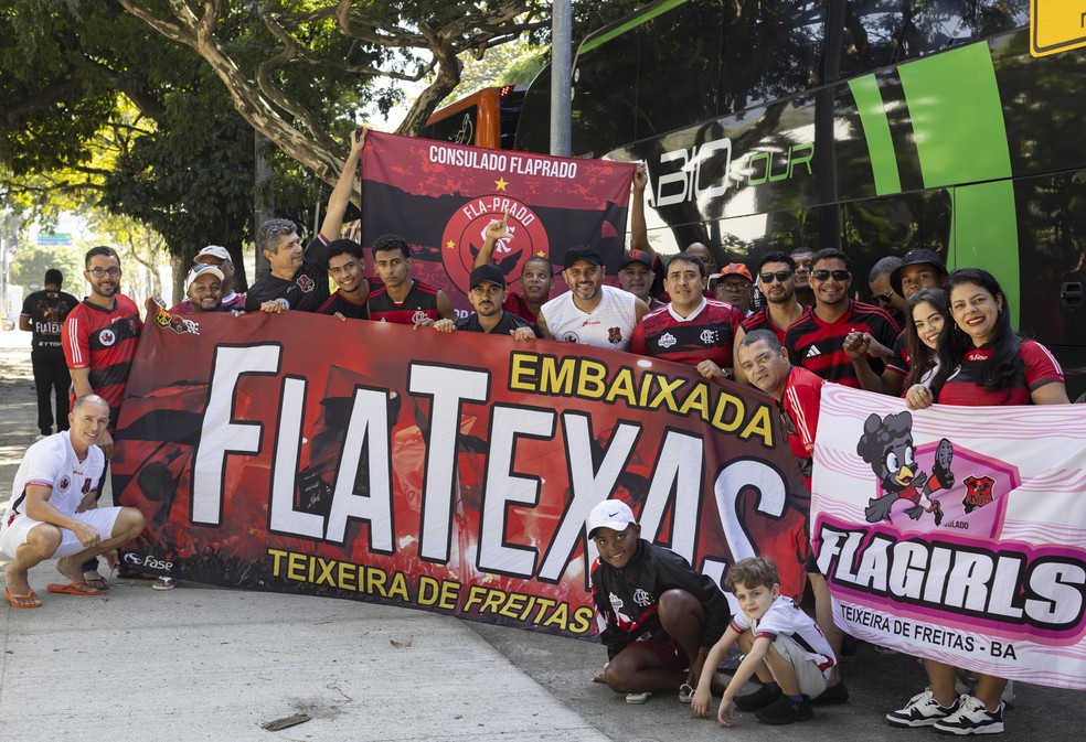 Torcedores do Flamengo de cidades do Sul da Bahia viajam de ônibus em excursão para assistir ao jogo do time no Rio — Foto: Marcia Foletto