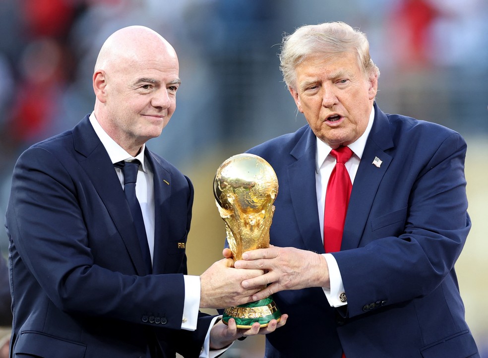 Infantino, presidente da Fifa, e Donald Trump, presidente dos EUA, com a taça da Copa do Mundo na final do torneio — Foto: Dan Mullan /  Getty Images via AFP