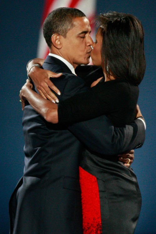 The 'kiss' of the Obama couple in November 2008 after the victory speech — Photo: Scott Olson/Getty Images/AFP