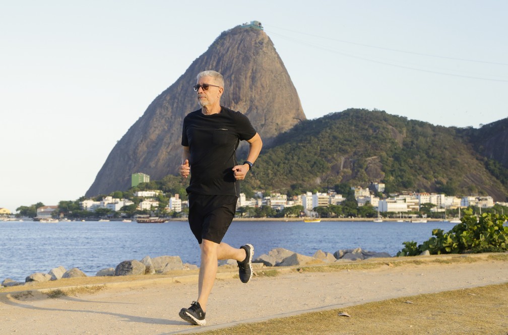 Marcos Mayo corre no Aterro do Flamengo pela saúde: aposentado ele apenas precisa atravessar a rua — Foto: Domingos Peixoto