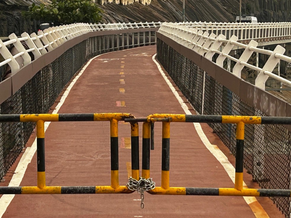 Ciclovia Tim Maia, na Avenida Niemeyer, é fechada após previsão de ventos fortes na cidade — Foto: Gabriel de Paiva / Agência O Globo