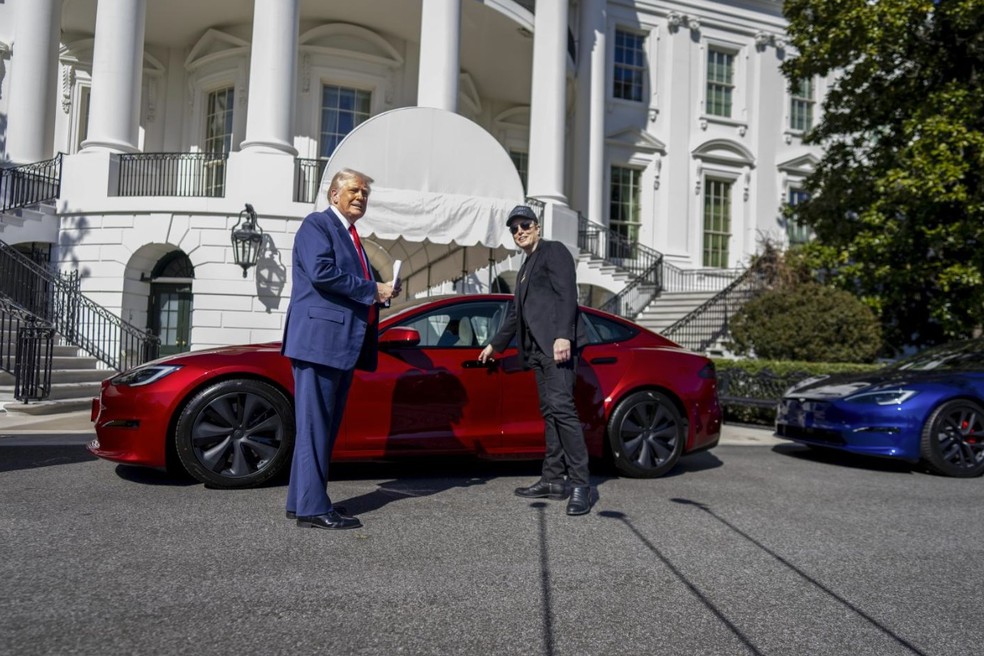 O presidente Donald Trump e Elon Musk observam veículos da Tesla no South Grounds da Casa Branca, em Washington — Foto: Doug Mills/The New York Times