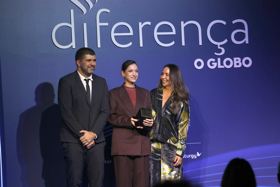 Emilie Lesclaux, produtora de "O agente secreto", recebe o prêmio Faz Diferença na categoria Cinema em nome do diretor Kleber Mendonça Filho e do ator Wagner Moura  — Foto: Foto: Alexandre Cassiano