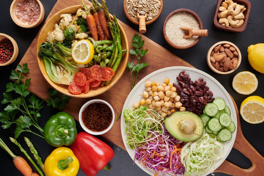 Uma dieta que inclua gorduras saudáveis e vegetais ricos em fitonutrientes beneficia positivamente a mente